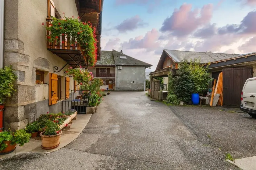 Holiday home with garden, terrace & barbecue - Image 1