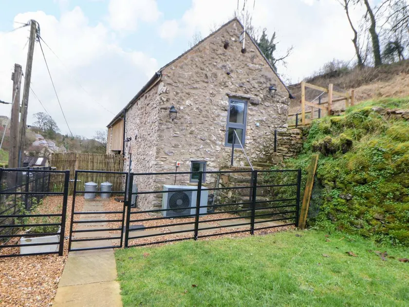 Fully equipped wonderful cottage with garden | Dogs allowed - Image 1
