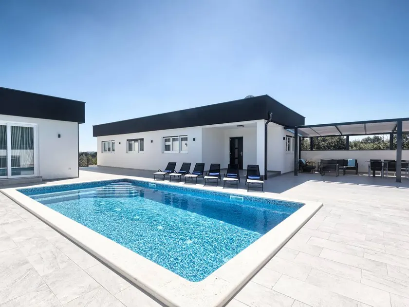 Fully equipped charming holiday home with barbecue, private pool & terrace - Image 1