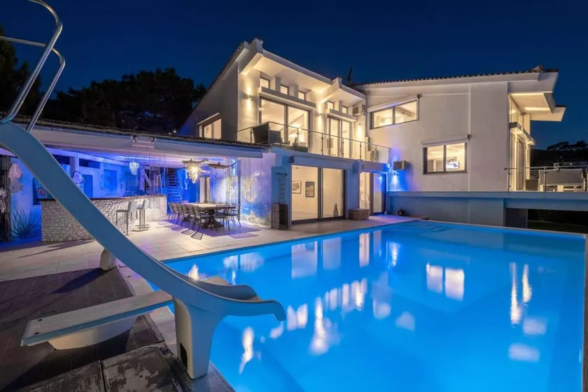 Villa avec jardin et piscine privée | Vue mer - Image 1