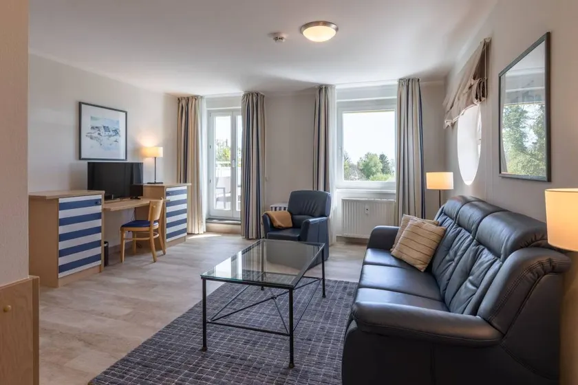 Ferienwohnung Bina Zingst – strandnah, Balkon & Tiefgarage am Kurpark - Image 1
