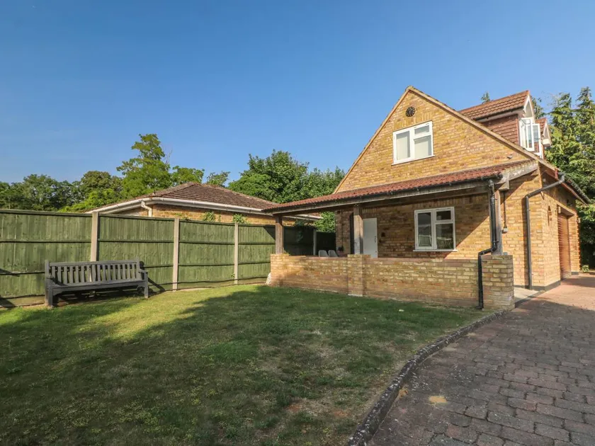 Cottage with garden - Image 1