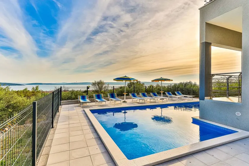 Villa with hot tub, fast internet & barbeque | Beach view - Image 1