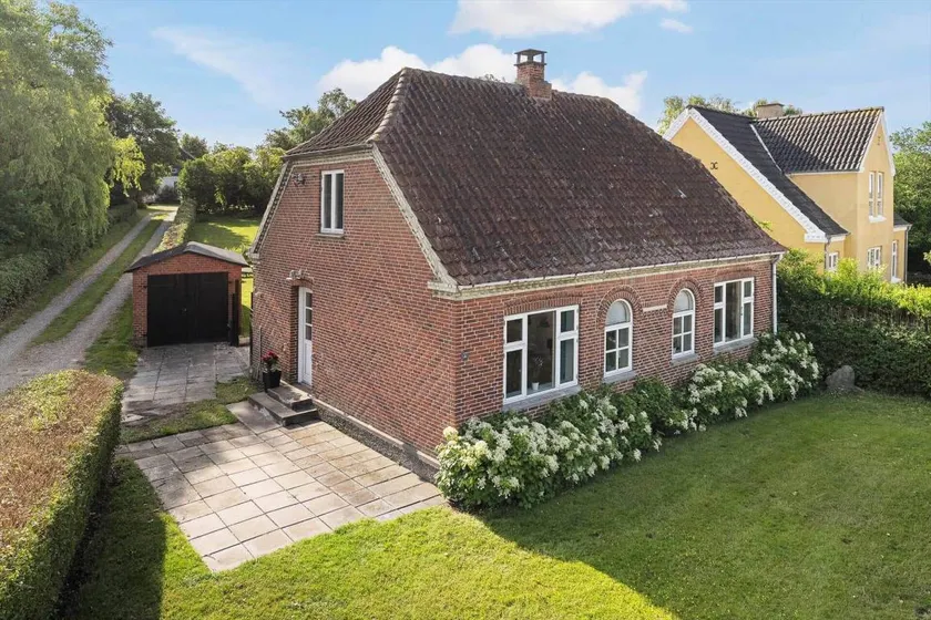 House with terrace & barbeque - Image 1