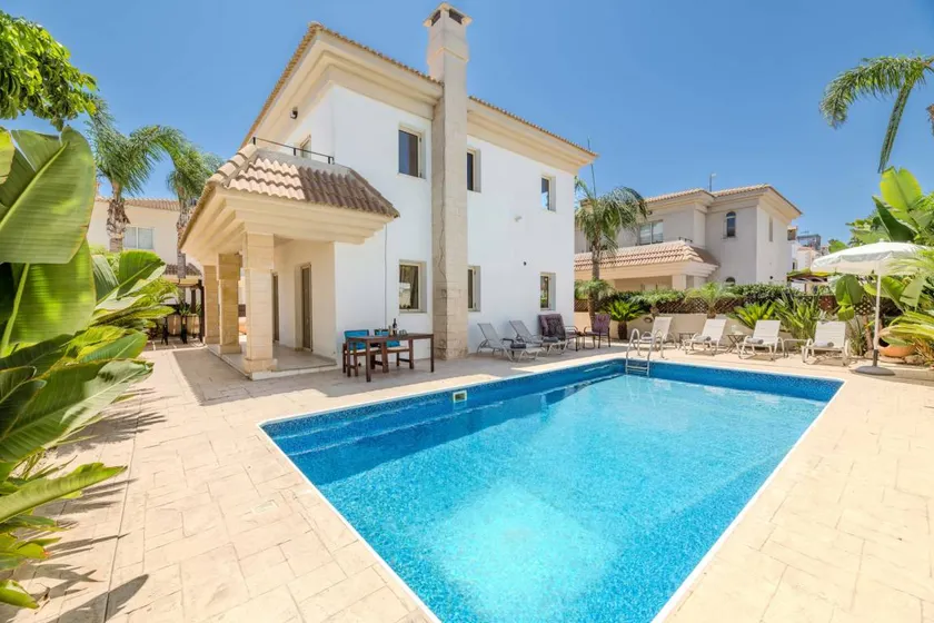 Villa with barbecue, terrace & garden - Image 1