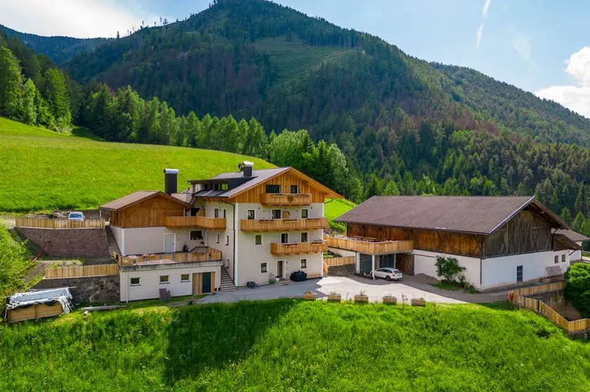 Farm with garden & terrace | Mountain view - Image 1