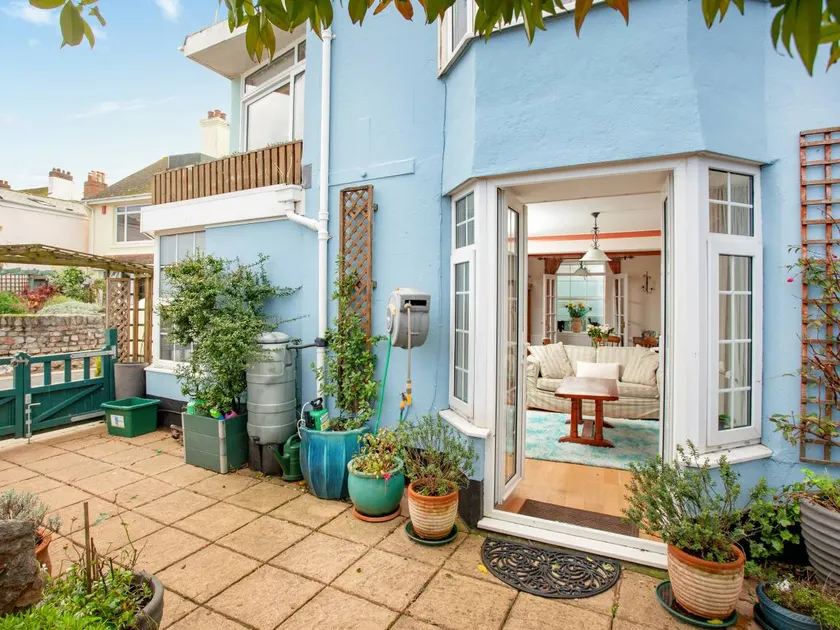 Cottage with garden & terrace | Beach view - Image 1