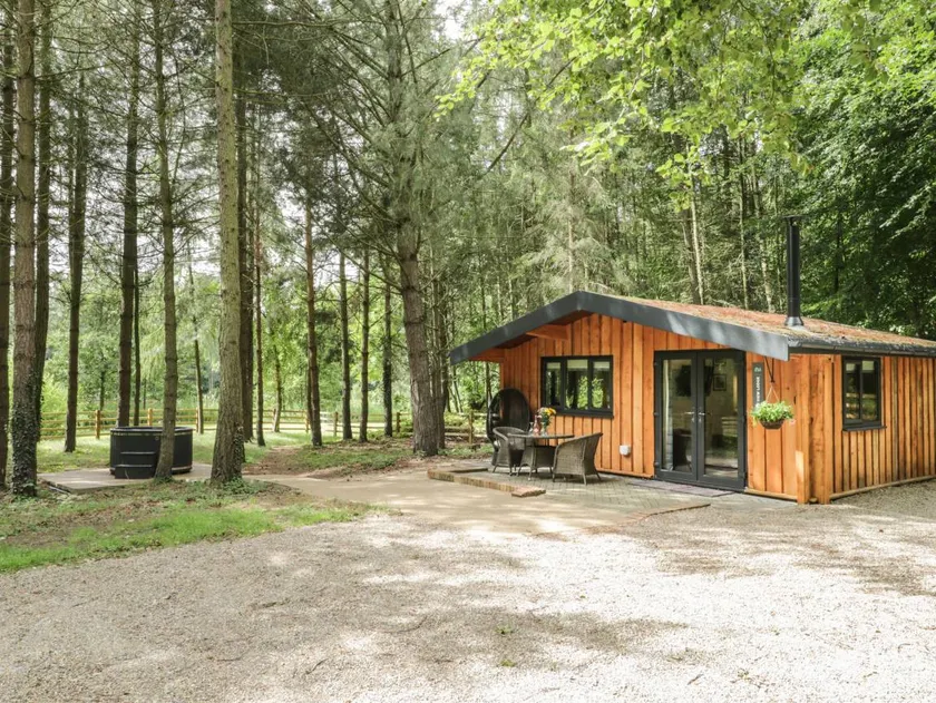 Beautiful cottage with hot tub & garden | Pet-friendly - Image 1