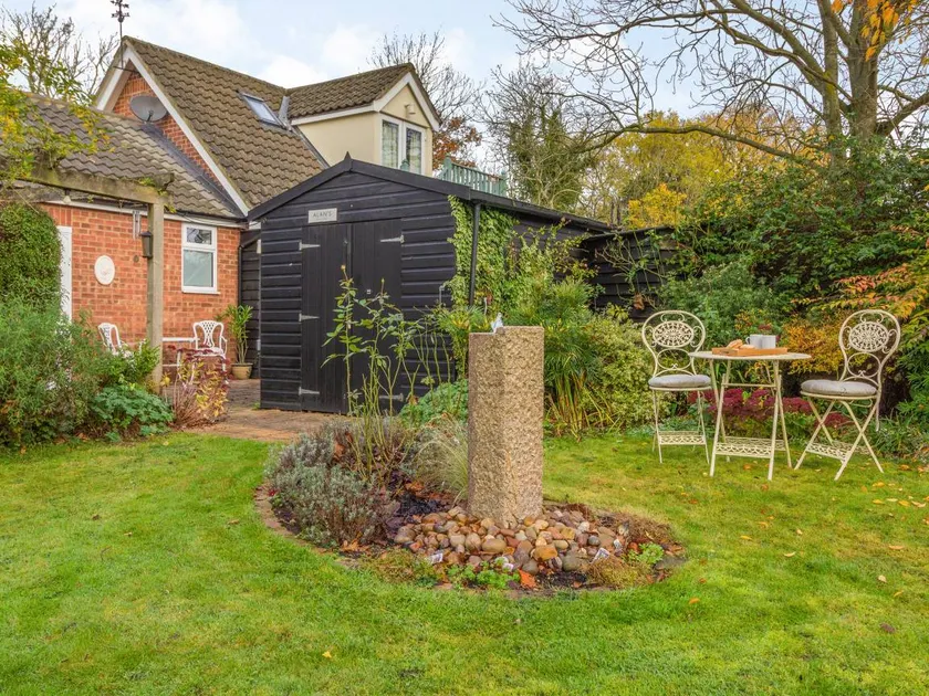 Garden Cottage - Image 1