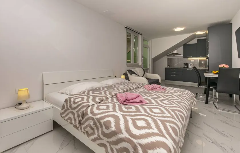 Fully equipped holiday apartment with barbecue & terrace | Sea view - Image 1