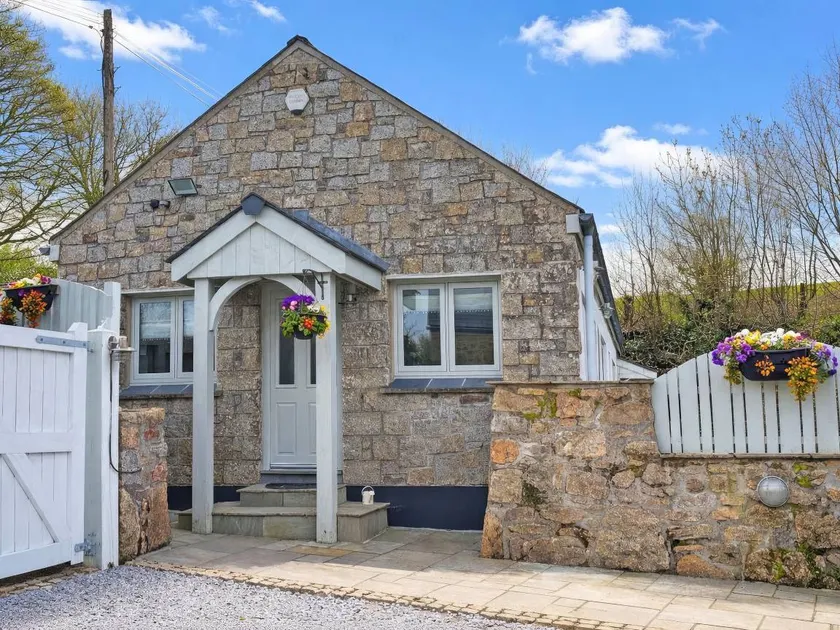 Top House - Uk50644 - Image 1