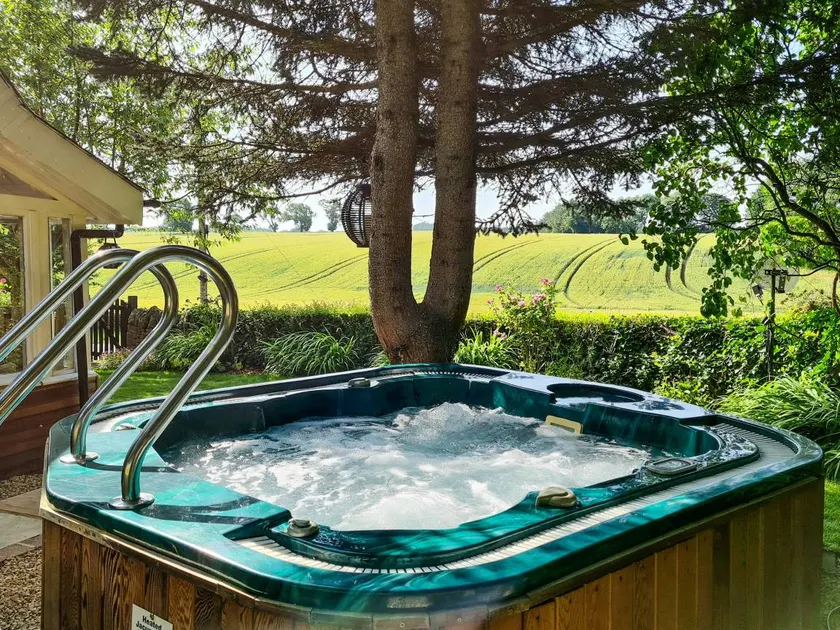 Family-oriented cottage with garden, hot tub & barbecue - Image 1