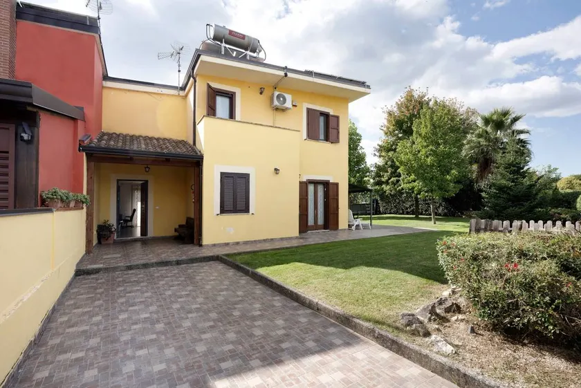 Fully equipped ample villa with pool, terrace & BBQ | Mountain view | Perfect for remote work | Pets allowed - Image 1