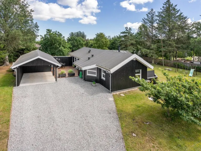 Holiday home with barbeque - Image 1