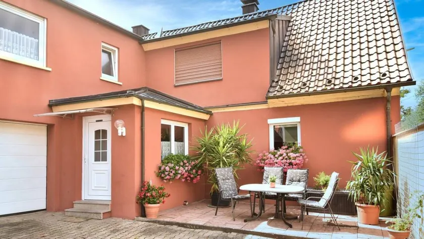 Family-oriented holiday apartment with terrace & pool - Image 1