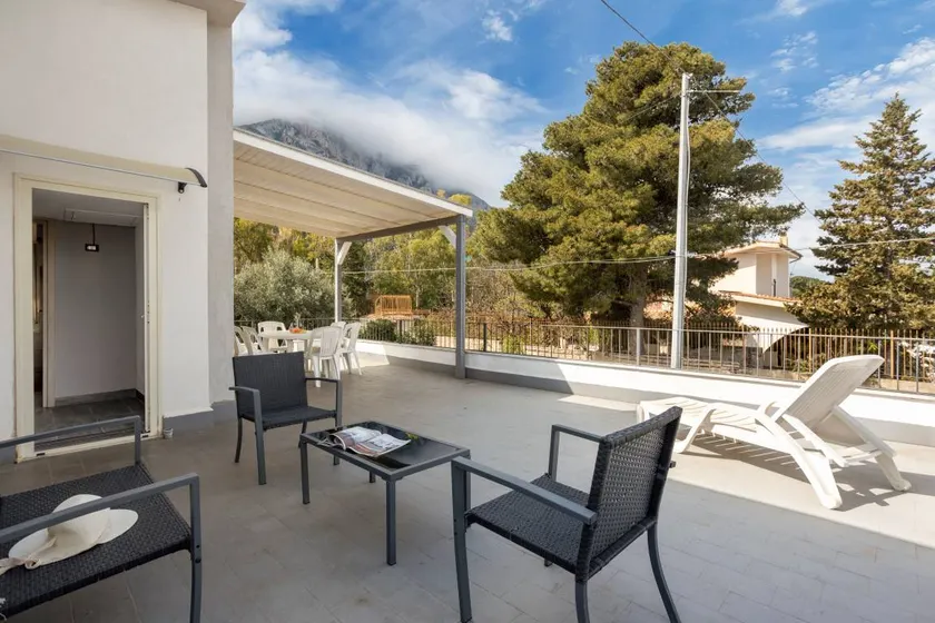 Appartamento con terrazza e giardino | Vista sul giardino - Image 1