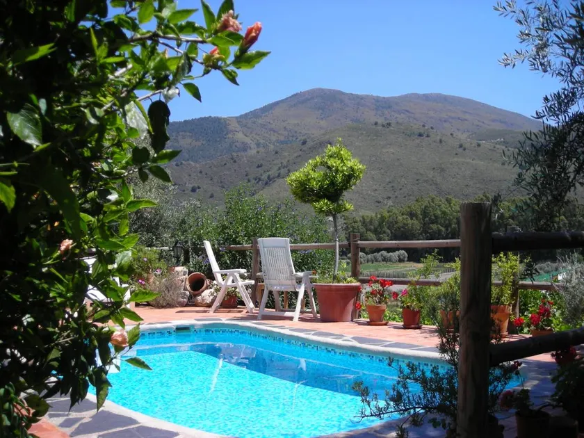 Holiday home with garden & pool - Image 1
