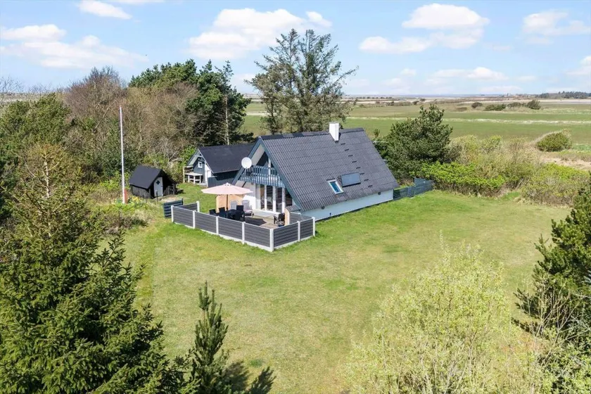 House with terrace, barbeque & garden - Image 1