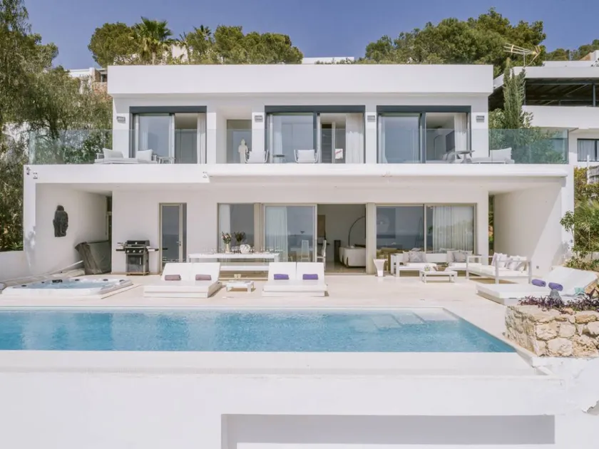 Villa with terrace - Image 1