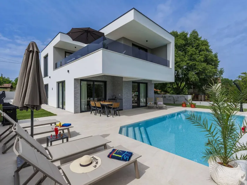 Apartment with private pool & garden - Image 1