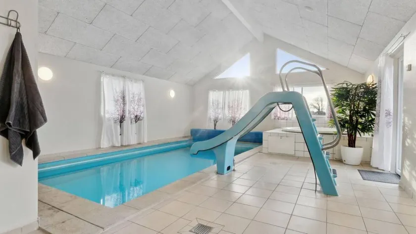 House with pool, terrace & garden - Image 1