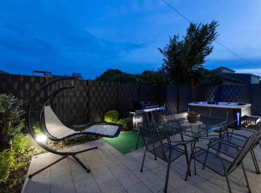 Fully equipped apartment with barbecue, hot tub & garden | Close to the beach - Image 1