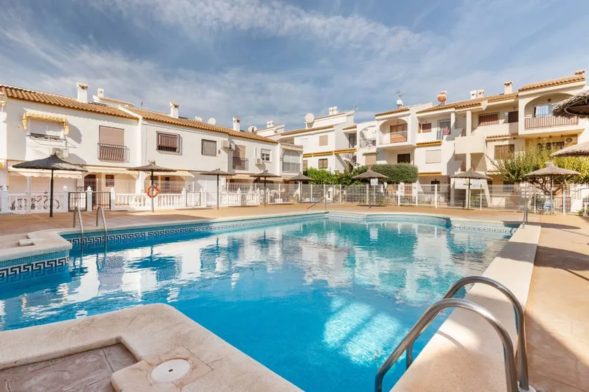 Familienfreundliche Wohnung mit Terrasse und Pool | Stadtblick | Perfekt für die Arbeit von Zuhause - Image 1
