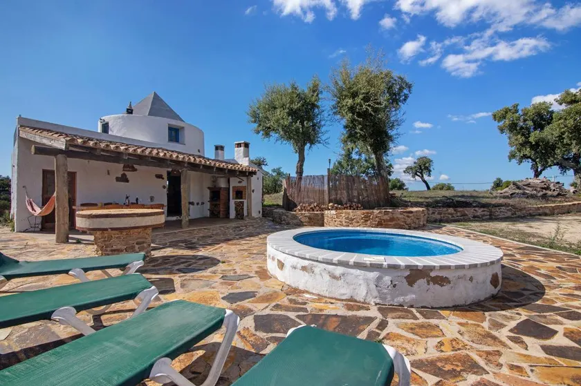 Merveilleuse maison de vacances adaptée aux familles avec piscine privée, internet haut débit et jardin | Vue montagne | Adaptée au travail à distance | Avec animaux acceptés - Image 1