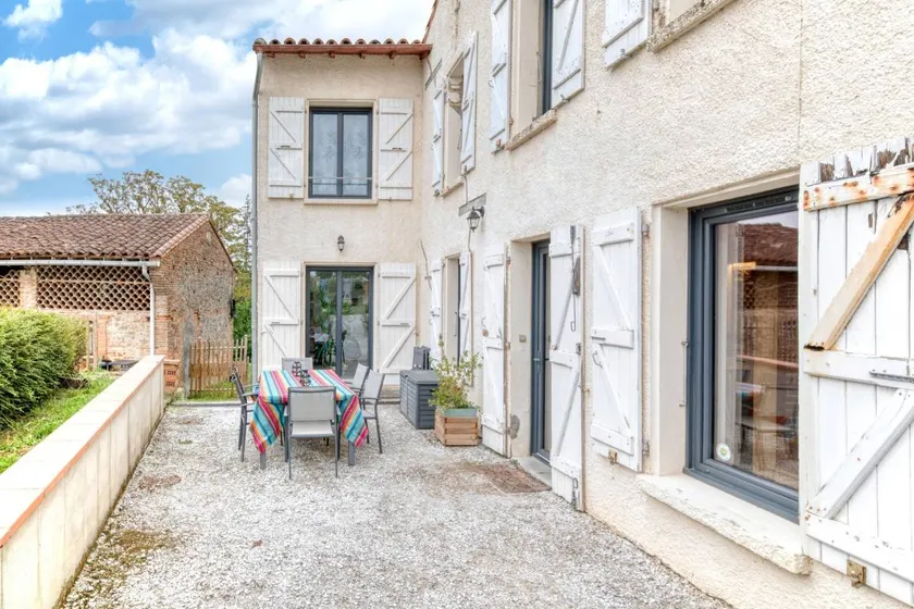 Holiday Home 'Les Echaunes' with Private Terrace, Wi-Fi and Air Conditioning - Image 1