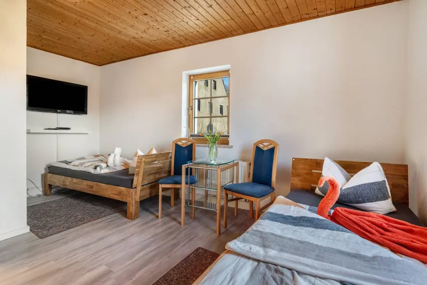 Habitación en casa de familia con terraza y jardín | Vistas al jardín - Image 1