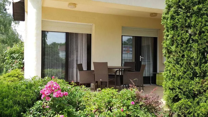 Apartment with terrace, BBQ & garden - Image 1