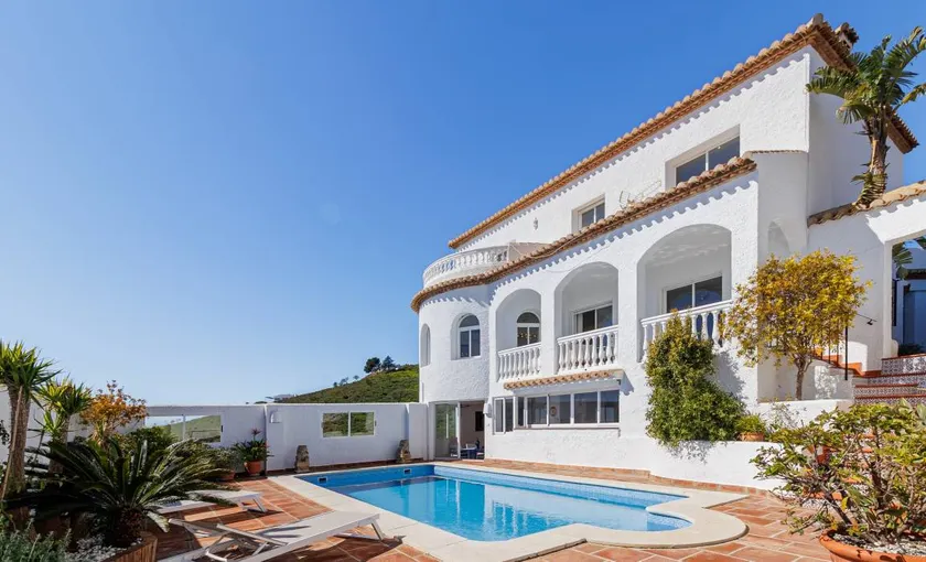 Villa mit Grill, Terrasse und beheiztem Pool | Strandblick - Image 1