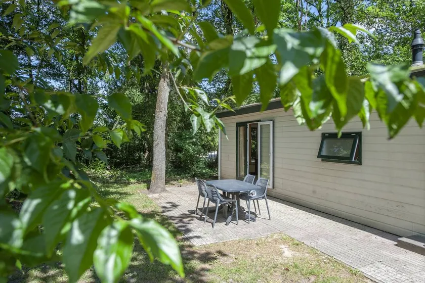 Chalet avec terrasse, jardin et piscine - Image 1