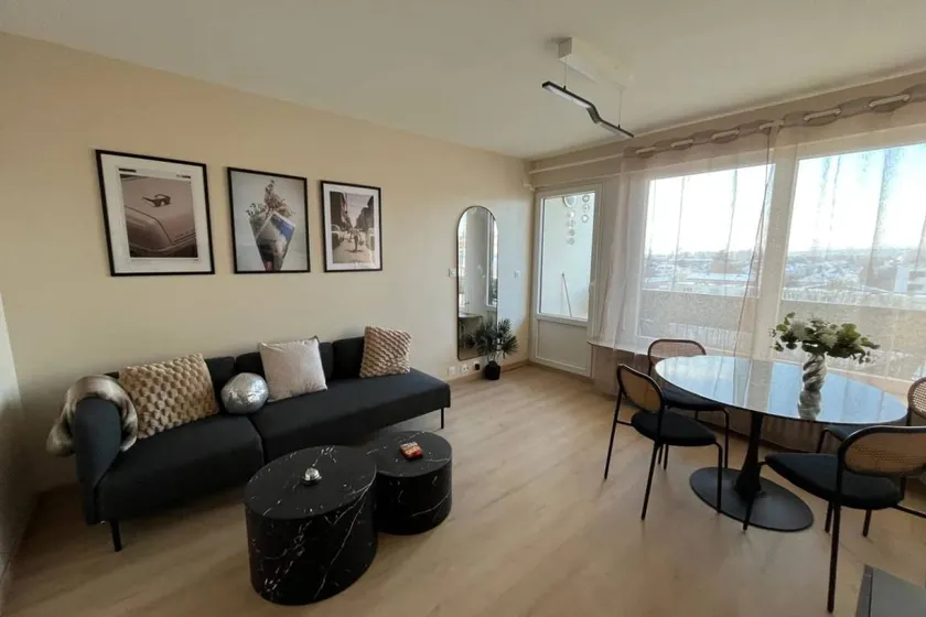 Unlock - Renovated Apartment With Elevator And Balcony Free Parking - Image 1