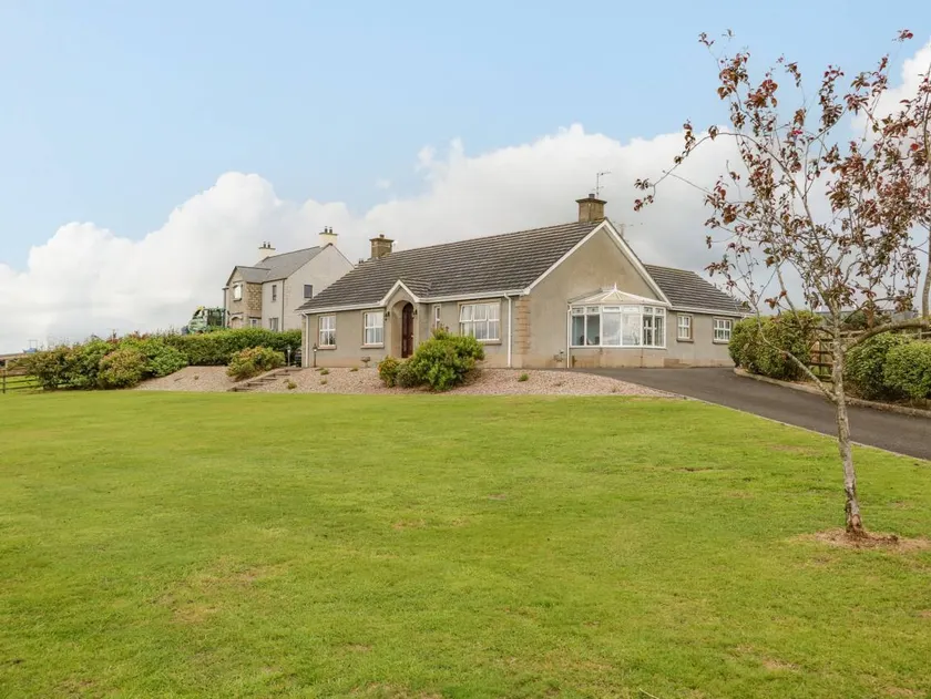 Cottage with garden & hot tub - Image 1