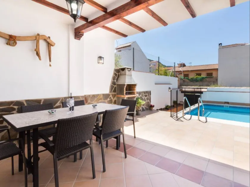 Family-oriented pleasant cottage with private pool, terrace & BBQ | Mountain view - Image 1