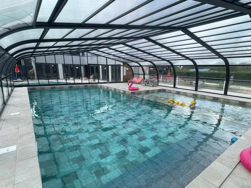 Chalet con terraza y piscina climatizada - Image 1