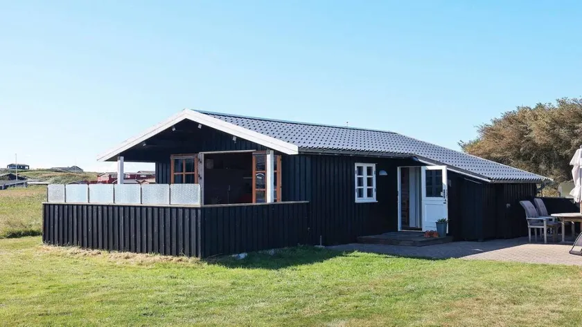 House with garden - Image 1