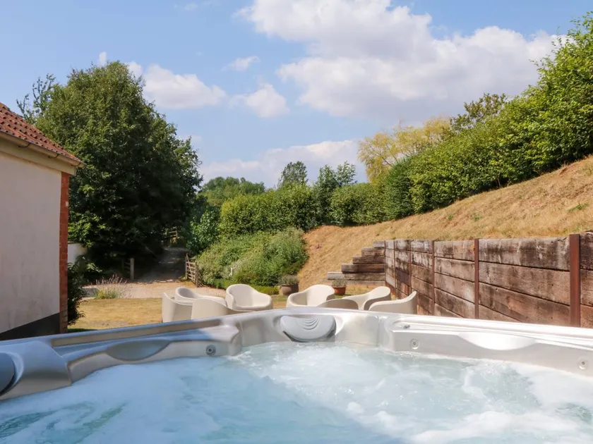 Family-friendly cottage with BBQ, terrace & garden - Image 1