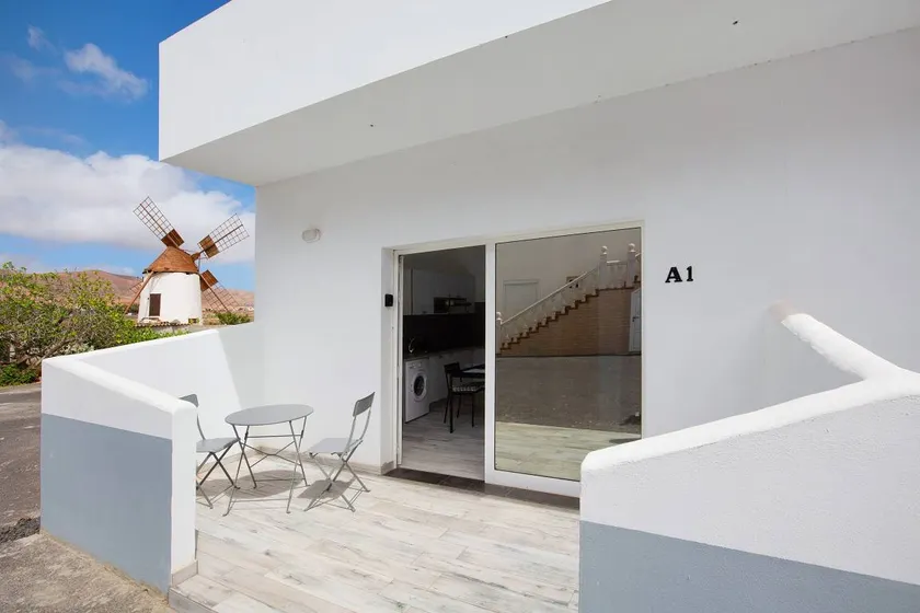 Apartment with terrace - Image 1