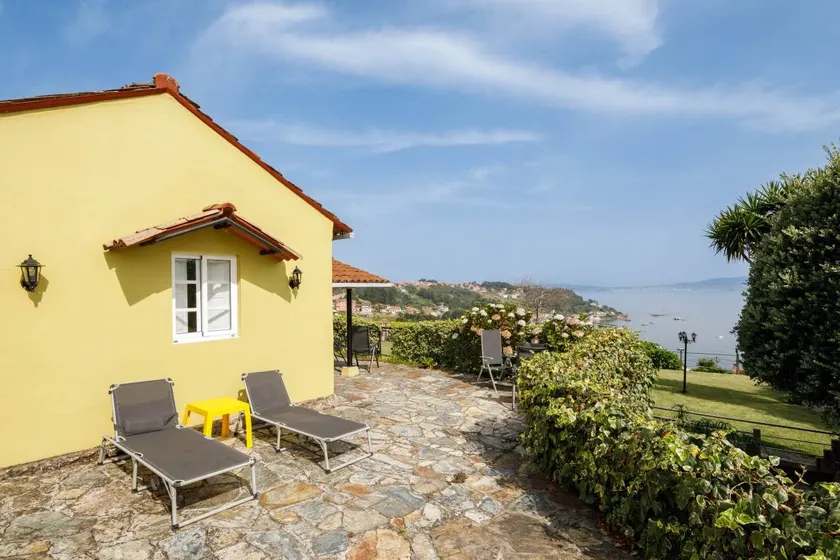 Villa with BBQ, terrace & garden | Garden view - Image 1
