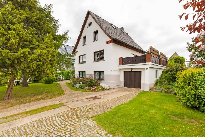 Apartment with garden - Image 1