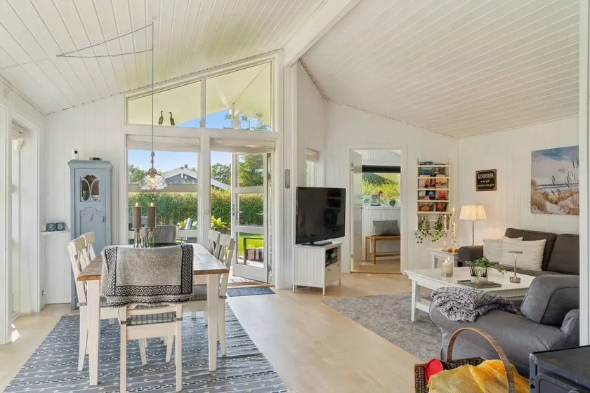 Holiday home with barbeque & garden - Image 1