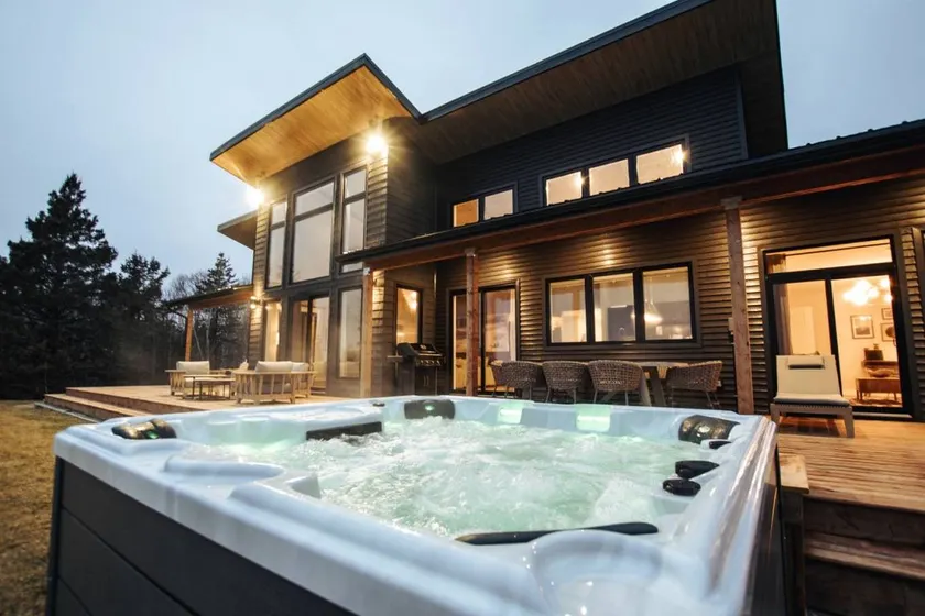 Luxury Coastal Retreat with Fireplace, Hot Tub & Sauna in Hunts Point, Canada - Image 1
