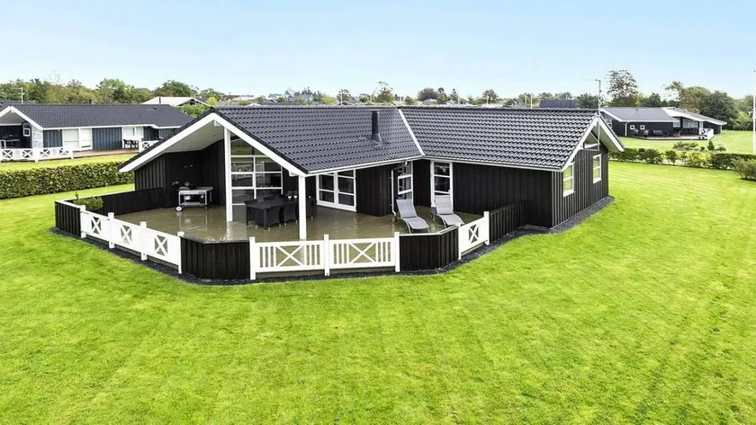 Spacious holiday home with sauna, garden & jacuzzi - Image 1