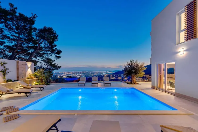 Fully equipped villa with terrace, fast internet & private pool | Mountain view - Image 1