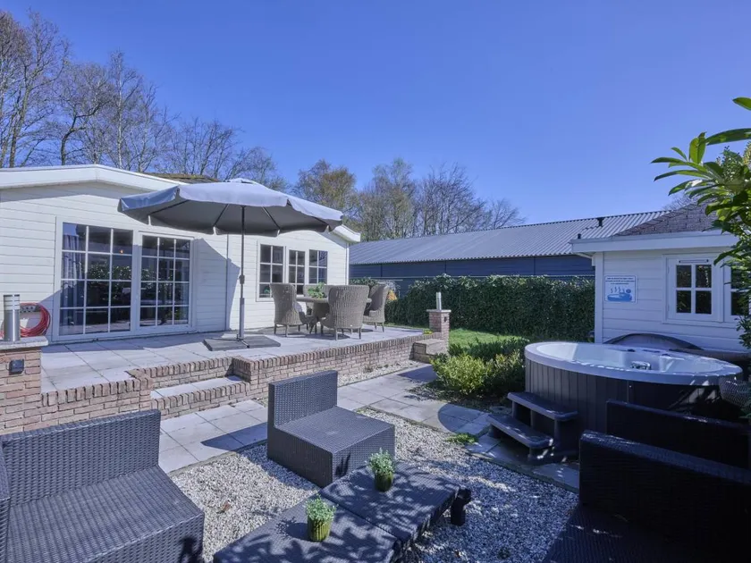 Fine bungalow with garden and wellness - Image 1