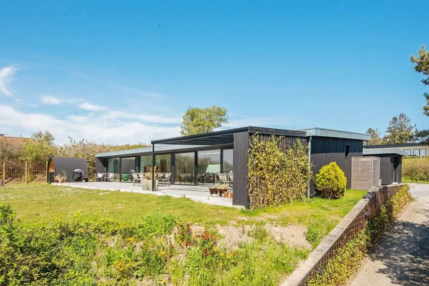 Holiday home with pool, sauna & terrace - Image 1
