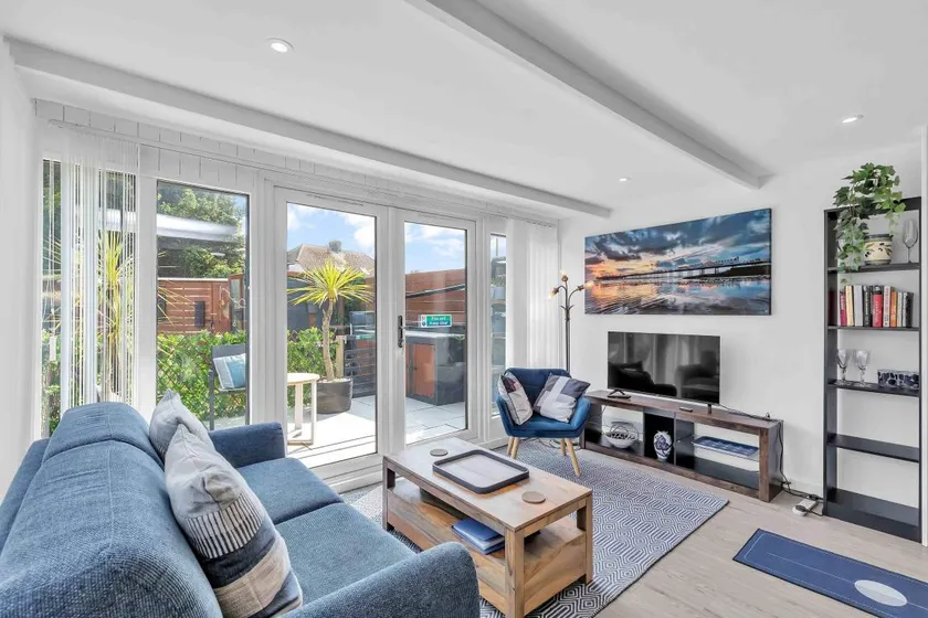 Apartment with garden - Image 1