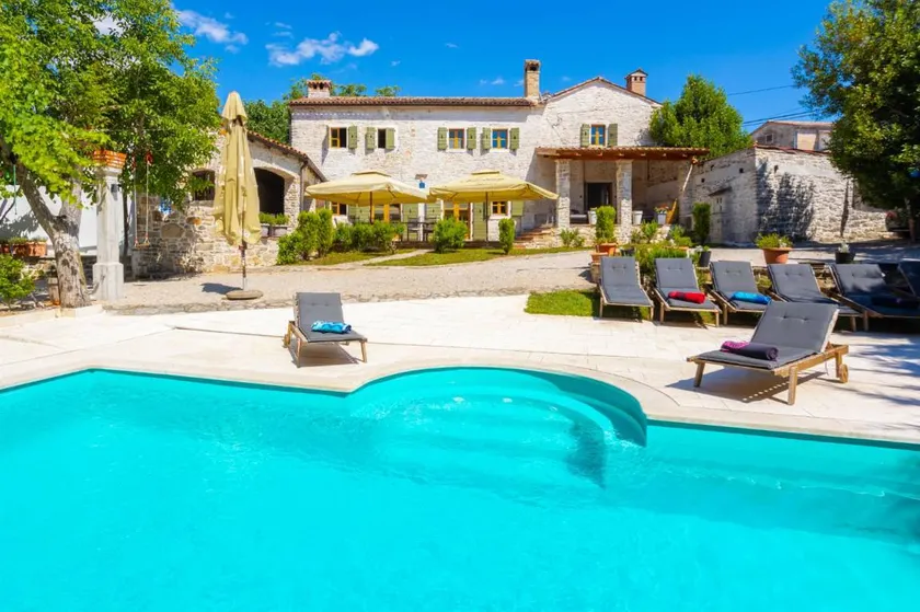 Family-oriented villa with garden, barbecue & jacuzzi - Image 1